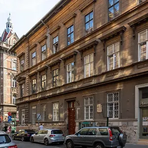 Apartment Luxurious & Spacious In The Kertesz Street, Budapest